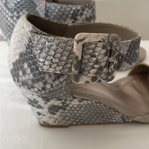 Impo Vantage Grey Snake Print Heel Upper Strap Wedge Open Toe Sandals Size 6.5 - Picture 12 of 15